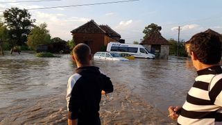 Apele s-au dezlantuit in Arad! Zeci de localitati si un drum national, inghitite de apa!