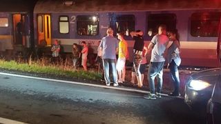 Accident grav in Bistrita-Nasaud! Doua masini s-au ciocnit, una ajungand pe calea ferata unde a fost lovita de un tren!