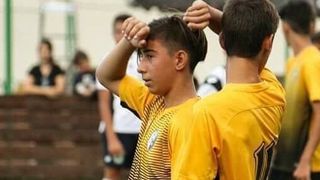 Fiul marelui fotbalist cersea ca sa manance, insa acum ii calca pe urme tatalui, legendarul Sandu Neagu. Copilul care era carat in brate de Cristian Sapunaru este acum un adolescent pasionat de fotbal