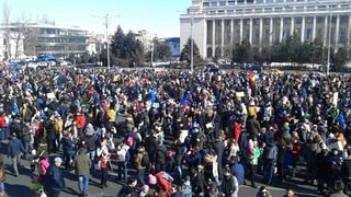 Protest extrem in fata Palatului Victoria. Un barbat s-a legat cu un lant de gardul institutiei