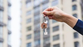 Prima casa s-a dat cu prima spaga! Mai bine de 60 de dosare de achizitionare a unor imobile prin credite bancare par sa fi fost aprobate rapid, dupa o luare de mita