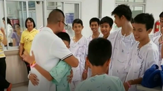 Cu ochii in lacrimi, chiar in prima lor zi petrecuta acasa! Tinerii fotbalisti salvati din pestera din Thailanda i-au adus un omagiu  scafandrului care si-a pierdut viata pentru a-i salva