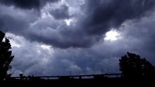 Furtuna de joi seara a facut prapad. 2000 de locuinte au ramas fara curent electric in Harghita