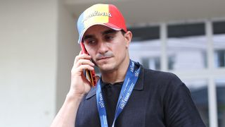 Este a doua zi in care gimnastul Marian Dragulescu protesteaza. Nu accepta concluziile comisiei care i-a interzis participarea la campionatul european de la Glasgow