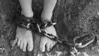 Torturat de proprii parinti! Copilul de 10 ani a fost descoperit tinut in lanturi. Baiatul era legat de un stalp