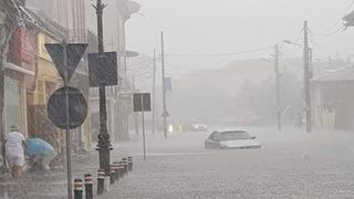 Furtuna a facut dezastru in Giurgiu! Statia de pompare, afectata de fenomenele meteo. Cativa localnici au iesit la pescuit