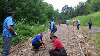 Asta e tara in care traim! Satui sa astepte ca autoritatile sa-si faca treaba, mai multi sateni din Maramures si-au facut singuri drum