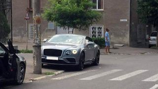 A parcat masina pe trecerea de pietoni! Gestul sau a fost taxat imediat de internauti: "Taran este! sa-i cumpere sora lui si o strada si sa o lase in mijloc"