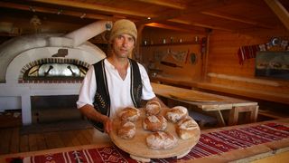 Mancarea traditionala, la mare cautare! Tot mai multi romani cumpara paine din brutarii traditionale!