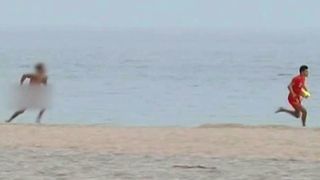 Imagini halucinante pe plaja din Constanta! Un turist dezbracat, aflat sub influenta drogurilor, a facut scandal si a agresat salvamarii!