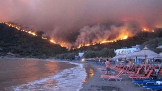 Incendiile de vegetatie fac prapad in Grecia! Casele de la periferia Atenei, in pericol!