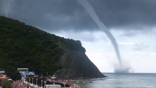 Imaginile dezastrului! O tornada a aparut din senin pe Marea Neagra si a bagat spaima in oamenii care se aflau pe plaja
