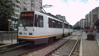 Accident sau teribilism? Un sofer din Bucuresti a ramas cu masina suspendata pe linia de tramvai!