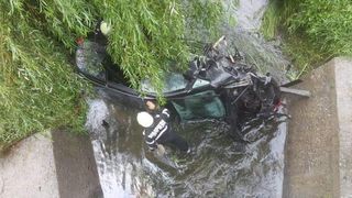 Accident grav in Timis! Sunt 7 victime, dintre care 5 copii. Masina in care se aflau a cazut de pe pod si s-a izbit de beton