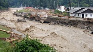 Natura dezlantuita a mai luat o viata! Un barbat a fost surprins de viitura in timp ce era cu animalele pe camp. Familia este daramata de durere