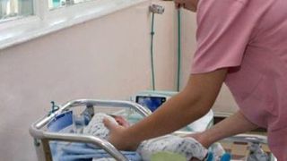 Imagini ireale filmate la Spitalul Judetean de Urgenta Targoviste! O asistenta medicala bruscheaza un bebelus in timp ce il hraneste! E greu de privit acest filmulet