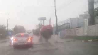 Un sofer botosanean s-a ridicat cu masina pe doua roti dupa ce a trecut peste o gura de canal acoperita de apa!