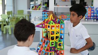 Un jurist a reusit sa revolutioneze piata de jucarii. Din ce in ce mai multi copii, chiar si parinti, au ajuns sa se bucure de inventia sa!