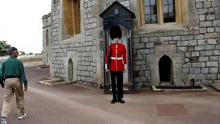 Incident la Casa Regala! Cum a reactionat un gardian de la castelul Windsor dupa ce un turist a trecut linia de delimitare!