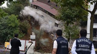 O cladire cu 4 etaje s-a prabusit in Istanbul in urma ploilor abundente din ultima perioada!