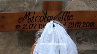 La inmormantarea lui Ilie Micolov oamenii s-au rugat pentru sufletul artistului. In timpul slujbei a inceput sa ploua