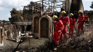 Durerea grecilor care isi cauta rudele pierdute in incendiile devastatoare. "Ne-ati lasat la mila lui Dumezeu!"