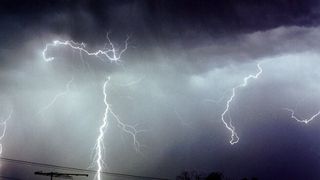 Cat de rau se strica vremea! Jumatate din tara va fi afectata de ploi torentiale, vijelii si descarcari electrice