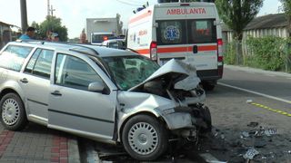 Accident cumplit la Pascani. Un barbat a decedat pe loc, intre fiarele contorsioante ale masinii