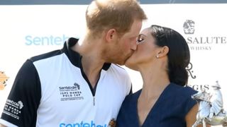 Meghan Markle il saruta in public pe Printul Harry