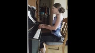 Aureliana este si o pianista talentata, insa boala nu o lasa sa stea prea mult la pian