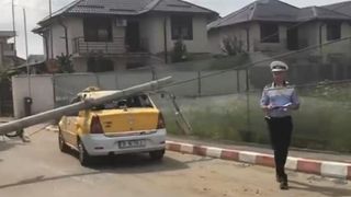 A scapat ca prin minune! O autoutilitara a izbit un stalp, care apoi s-a prabusit peste un taxi aflat in mers