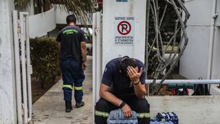 Numai in pielea lui sa nu fii! Drama traita de un pompier in Grecia. Si-a pierdut bebelusul in incendiile devastatoare, iar sotia se afla in stare critica