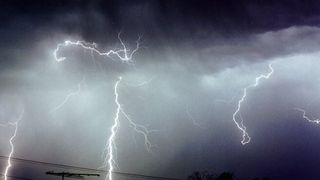 Furtuni puternice lovesc 19 judete! Va ploua fara oprire pana la noapte. ANM a emis cod galben!