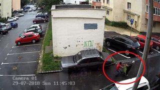 Imagini incredibile! O batranica a fost jefuita in plina zi! Vinovatii sunt doi copii