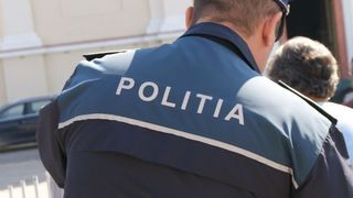 Imagini socante au fost filmate pe Dealul Negru, in judetul Arges! Un sofer a ratat virajul si a intrat cu masina prin parapetul de pe marginea drumului