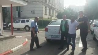 Barbatul care a impuscat un tanar de 25 de ani, in trafic, la Craiova, a fost prins in vama Nadlac. Vinovatul voia sa fuga din tara