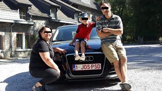 Romanii din diaspora sunt solidari cu Razvan Stefanescu. Alte masini cu numar personalizat vin in tara