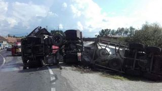 O cisterna incarcata cu ciment s-a rasturnat pe DN1. Traficul in zona este blocat. Pericol major