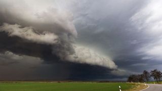 Cand va lovi ciclonul Romania! Explicatiile meteorologilor: "Trebuie sa te informeazi ca sa stii sa te feresti de impact"