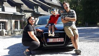 Un roman stabilit in strainatate si-a facut placuta personalizata la masina cu numarul &rdquo;1 Jos Psd&rdquo;! "Venim acasa, draga Romanie!"