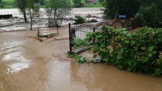 Viitura devastatoare in Hunedoara. O femeie a murit inecata, iar zeci de gospodarii au fost distruse. "E dezastru! Cel mai mare dezastru pe care am trait sa-l vad"