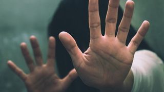 Adolescenta din Indonezia, trimisa la inchisoare pentru ca a avortat dupa ce a fost violata de fratele ei!