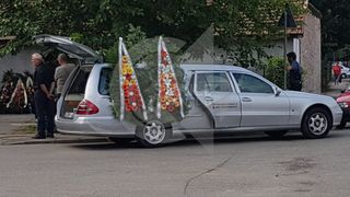 Primele imagini de la inmormantarea politistei care si-a impuscat bebelusul si mama, apoi s-a sinucis!
