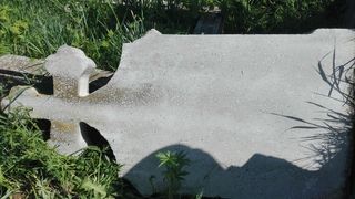 Un craiovean a murit in cimitir, strivit sub o cruce de beton!