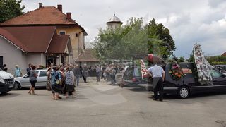 Ce s-a intamplat chiar cand masinile mortuare au ajuns in fata casei unde politista si-a ucis mama si copilul! Sotul criminalei a stat doar langa sicriul bebelusului sau! VIDEO EXCLUSIV