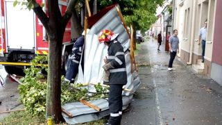 Imagini cu dezastrul din Timisoara! O furtuna scurta a smuls acoperisul unei biserici si a doborat mai multi copaci
