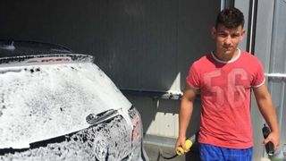 Stelian, angajat la o spalatorie auto din Oradea, a gasit 13.000 de euro intr-o masina. Ce decizie a luat baiatul i-a uimit pe toti