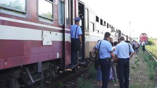 Tanar de 24 de ani, impins din tren de prietenul sau. Motivul este socant