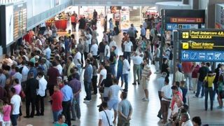 Scandal pe aeroportul Otopeni! Zeci de oameni au scandat "hotii", dupa ce o cursa a fost anulata!