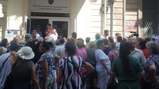 Sute de pensionari s-au calcat in picioare in fata sediului Directiei de asistenta sociala din Capitala! Motivul e halucinant!